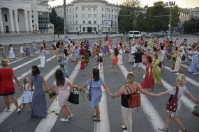 Participants of "Flash mob of femininity" lead round dance