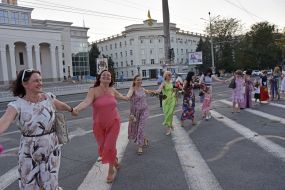 Participants of "Flash mob of femininity" lead round dance