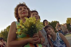 Participants of "Women's flashmob" with flowers