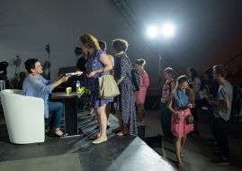 Оксана Забужко подписывает книгу
