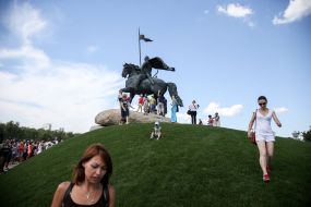 Monument to Ilya MuromtsuPeople near the monument to Ilya Muromtsu