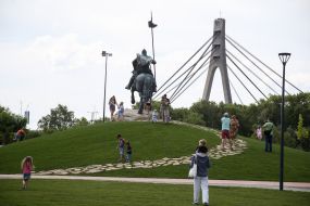 Monument to Ilya MuromtsuPeople near the monument to Ilya Muromtsu