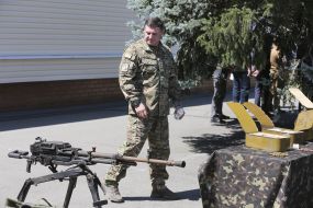 Vitaly Malikov examines weapons