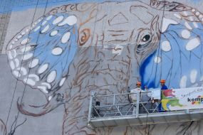 Мурал с изображением голубого слона