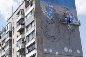 Мурал с изображением голубого слона