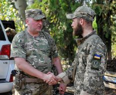 Александр Турчинов здоровается с военнослужащим