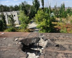 Поврежденная во время обстрела крыша дома