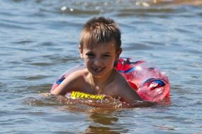 Мальчик купается в реке