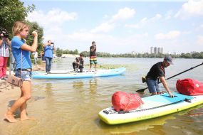The bride bless Anton Bondarenko before the start
