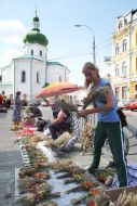 The girl sells "makoviyichi"