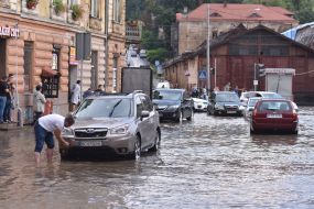 Машины на затопленной улице