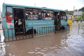 Маршрутка на затопленной улице