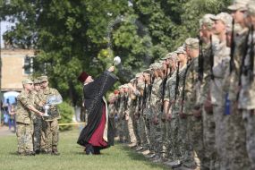 Священник проводит обряд освящения