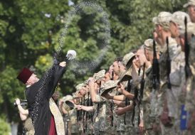 Священник проводит обряд освящения