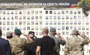 Военнослужащие отдают честь у стены памяти