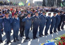 Laying flowers at the Independence Monument of Ukraine