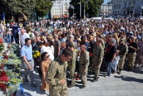 Laying flowers at the Independence Monument of Ukraine