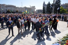 Laying flowers at the Independence Monument of Ukraine