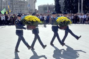 Laying flowers at the Independence Monument of Ukraine