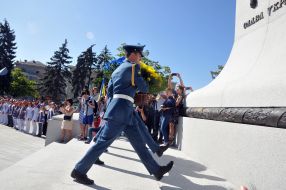 Laying flowers at the Independence Monument of Ukraine
