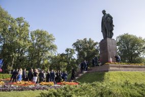 Laying flowers at the monument to Taras Shevchenko