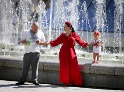 People in embroideries near the fountain