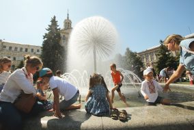 Children bathe in the fountain