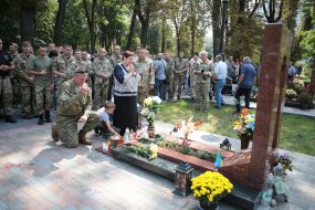 Servicemen pray at the grave