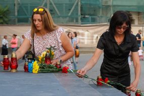 Women with flowers and lamps