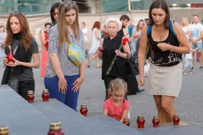 Women with flowers and lamps