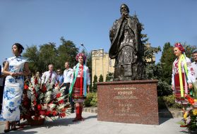 Participants of the celebration near the monument to Confucius
