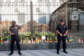 Игрушечные пирамидки у посольства России