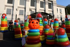 Игрушечные пирамидки у посольства России