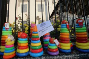 Игрушечные пирамидки у посольства России