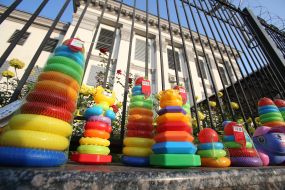 Игрушечные пирамидки у посольства России