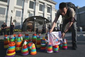 Игрушечные пирамидки у посольства России