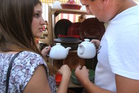 Buyers choose a kettle