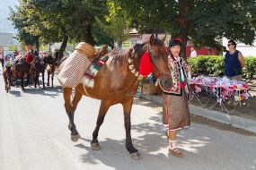 Musicians play trembitas