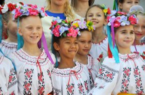 Ученицы в вышиванках и цветочных венках