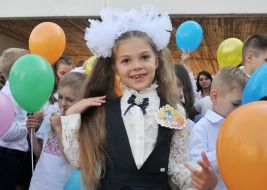 Ученица в школьной форме