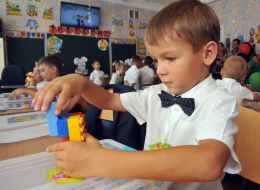 Ученик 1-го класса на своем первом уроке