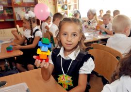 Ученица 1-го класса на своем первом уроке