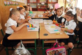 Ученики 1-го класса на своем первом уроке