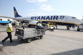 Сотрудники аэропорта выгружают багаж