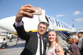 Владимир Омелян фотографируется с пассажиркой 