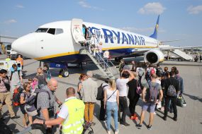 Пассажиры заходят в самолет авиакомпании Ryanair