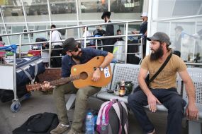 Мужчина играет на гитаре 