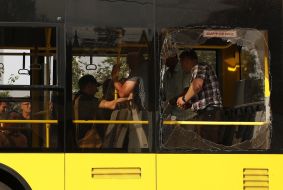 Полиция задерживает мужчину, который устроил стрельбу в троллейбусе