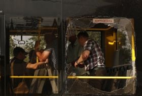 Police detain a man who made a shooting in a trolleybus