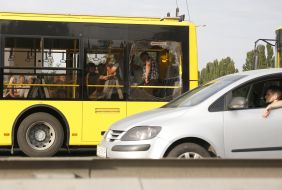 Полиция задерживает мужчину, который устроил стрельбу в троллейбусе